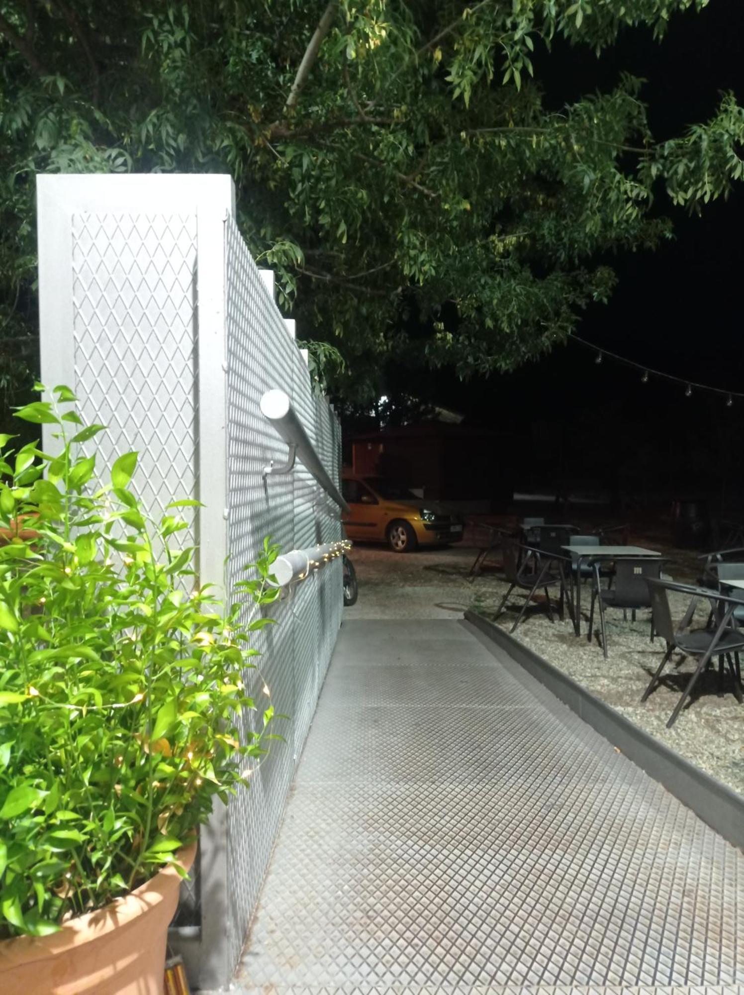 Albergue & Cafeteria Via De La Plata Hervás Buitenkant foto